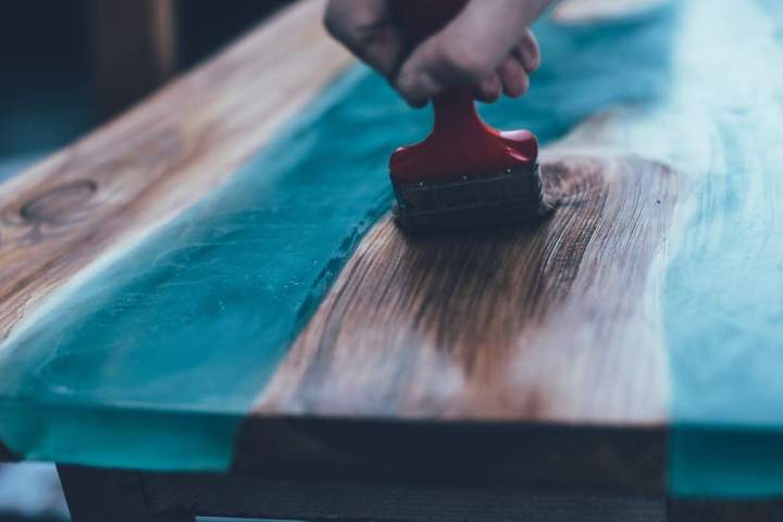 Table rivière d'époxy antibactérienne pour votre cuisine située à Saint-Théophile